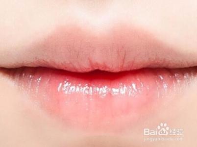 治疗嘴唇干裂的方法 秋冬季预防嘴唇干裂的方法