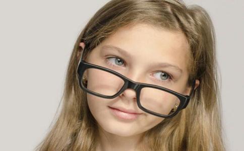 戴框架眼镜眼睛变形 框架变形对眼睛有什么危害