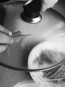 锅盖油腻 怎么样清洗油腻腻的锅盖