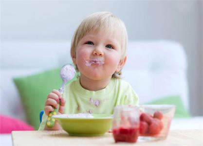 婴儿吐奶是什么原因 婴儿吐奶的原因及应对方法