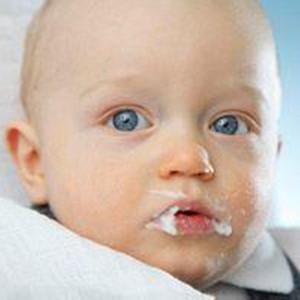 婴儿溢奶是什么原因 什么是婴儿溢奶