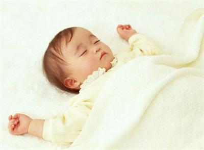 婴儿睡觉容易惊醒 如何解决婴儿睡觉容易醒的问题