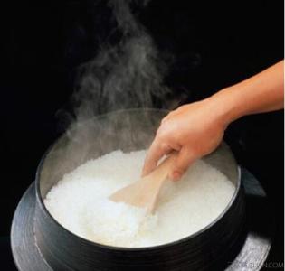 电饭锅蒸米饭老粘锅 如何蒸米饭不粘锅