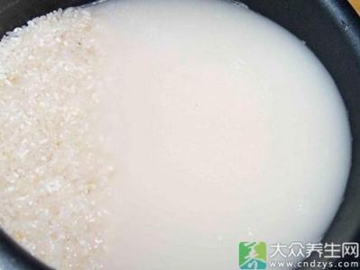 淘米祛斑 第二次淘米的水，祛油又润肤