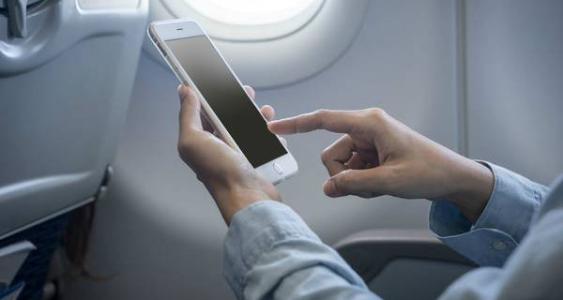 坐飞机能玩手机吗 为什么飞机上不能用手机
