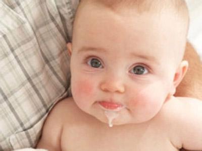 吐奶和溢奶的区别 新生儿易吐奶或溢奶为什么