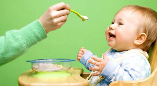 婴幼儿辅食喂养与配餐 婴儿的辅食怎样喂养
