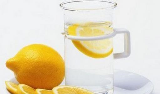 柠檬片泡水的功效 柠檬泡水的健康秘密