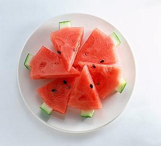 夏天吃西瓜 夏天怎样吃西瓜才健康