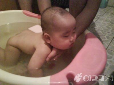 新生儿多久洗一次澡 新生儿多久洗一次澡(2)