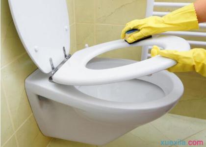 厕所瓷砖上的发黄污渍 马桶发黄的污渍怎么洗_马桶污渍清理方法