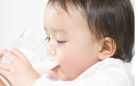 银水杯喝水有什么好处 什么时候给孩子用水杯喝水
