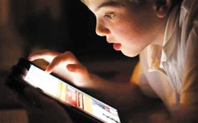 小孩看手机的后果图片 小孩熬夜玩手机的危害