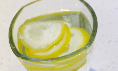 柠檬水每天喝多少 每天喝柠檬水好吗_柠檬水什么时候喝好