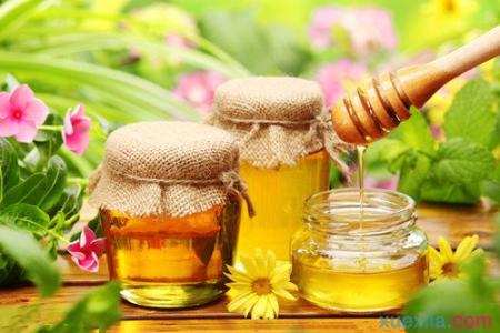 喝蜂蜜的最佳时间 蜂蜜什么时候喝最好_喝蜂蜜的最佳时间