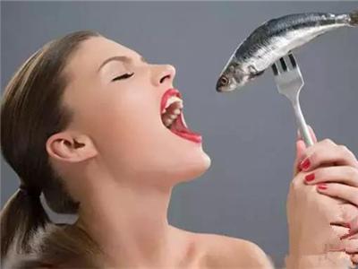 鱼刺卡在喉咙妙招 鱼刺卡住喉咙怎么办