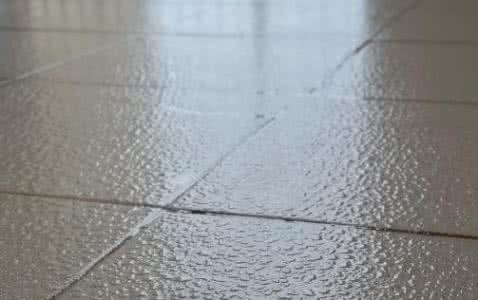 春天地板潮湿怎么办 地板潮湿如何快速去除 潮湿天气地板如何除湿