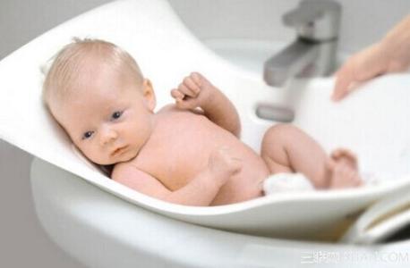 新生儿出生后的护理 新生儿洗澡后如何做护理