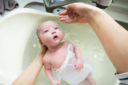 新生儿洗完澡擦什么 新生儿洗澡是指什么
