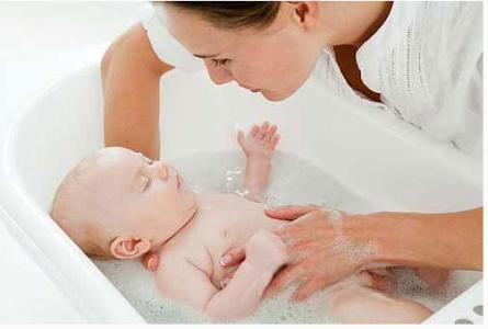 婴儿吃奶呛着急救法 婴儿呛水的急救法