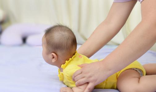 深圳育婴师指导：变换睡姿防止宝宝变“扁头”