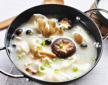 蘑菇汤的家常做法 蘑菇汤要怎么做才好吃 家常蘑菇汤的做法步骤