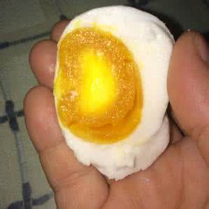 咸鸭蛋的蛋黄出现的油 怎样腌咸鸭蛋蛋黄出油多