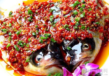 剁椒鱼头怎么做好吃 剁椒鱼头的烹饪方法_剁椒鱼头怎么烹饪好吃