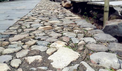 路上的石头故事 路上的石头