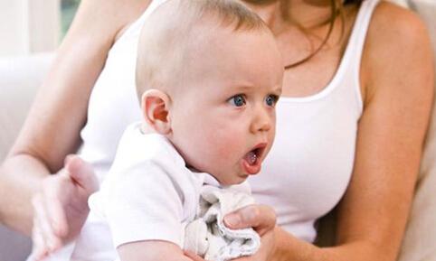新生儿吐奶的处理措施 新生儿吐奶怎么处理