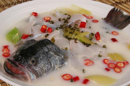 酸菜水煮鱼的家常做法 酸菜鲈鱼的做法有哪些 家常水煮鲈鱼的做法