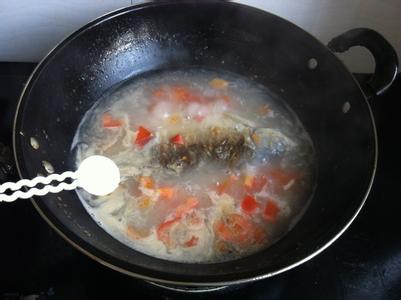 番茄鲫鱼汤的做法 番茄鲫鱼汤的做法图解