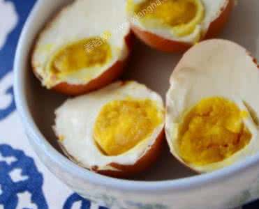 当归红糖煮鸡蛋的功效 腌咸鸡蛋的方法有哪些 咸鸡蛋的保健功效