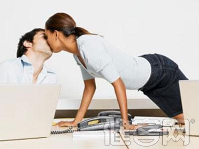 男女人主动亲吻视频 办公室恋情 男女谁更主动