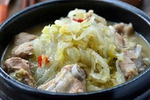东北酸菜炖排骨的做法 酸菜炖排骨的做法