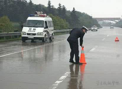 高速公路开车技巧 下雨天在高速公路开车的安全小常识
