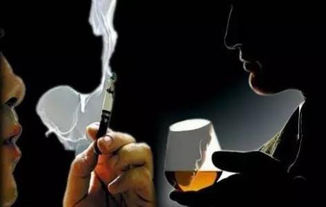 喝酒时才抽烟的人 喝酒时抽烟的危害