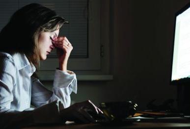 学生熬夜玩手机危害 熬夜玩手机对女生的危害