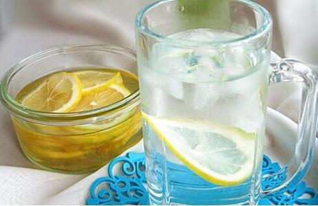 柠檬片泡水的功效 柠檬泡水越浓越好吗