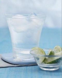 喝冰水对身体有害吗 夏天喝冰水好吗 喝冰水对身体有害吗
