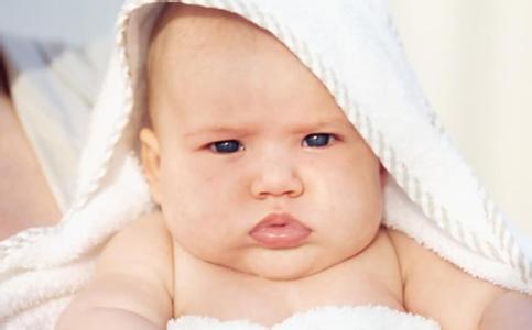 新生儿病理性吐奶症状 新生儿吐奶严重怎么办