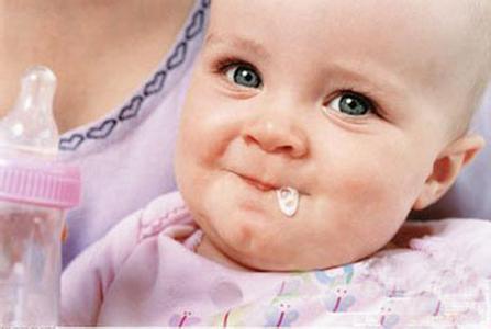 宝宝吐奶喷射状正常吗 婴儿吐奶严重怎么办