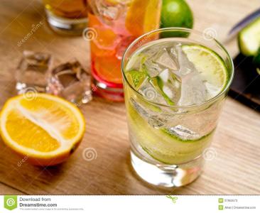 喝酒后喝柠檬水 喝酒后可以喝柠檬水吗 酒喝多了能喝柠檬水吗