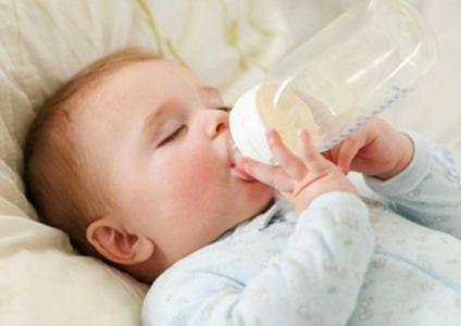 婴儿俩个月不爱吃奶 两个月宝宝不爱吃奶