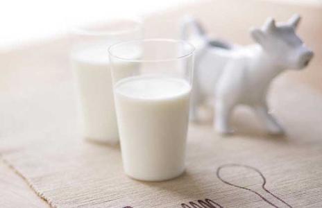 喝牛奶和喝奶粉的区别 牛奶和奶粉的区别