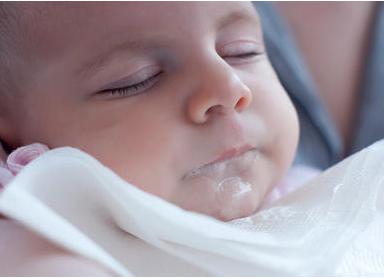 婴儿吐奶怎么处理方法 新生儿吐奶怎么回事