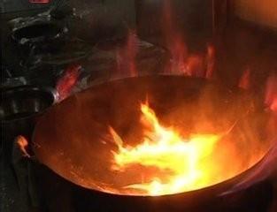 炒菜锅里起火 炒菜时油锅起火怎么处理