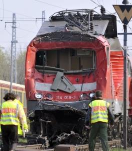 火场中的紧急避险措施 火车遇险失事时的紧急避险措施