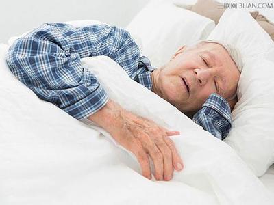 低温缓解打鼾 老人睡觉听音乐缓解打鼾症状