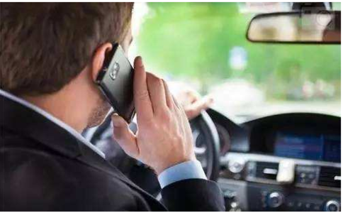 开车玩手机扣多少分 开车打手机扣几分罚款多少